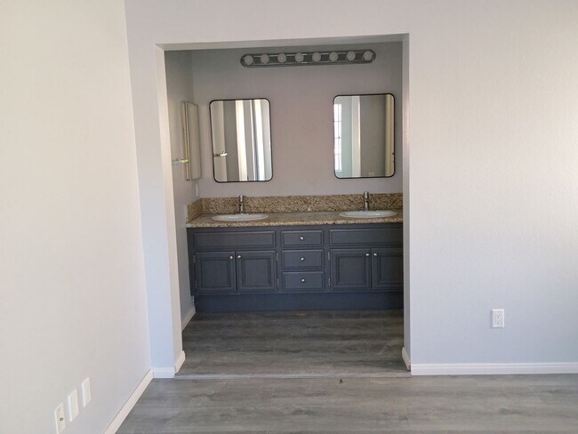 Foto del edificio - MOVE-IN -READY