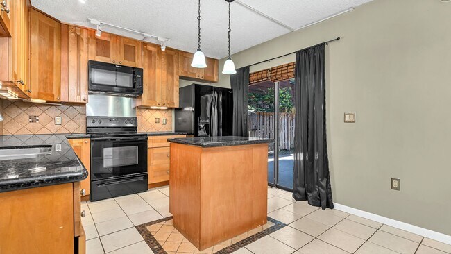 Building Photo - FANTASTIC 3BR/2.5BA TOWNHOME IN PALM HARBO...