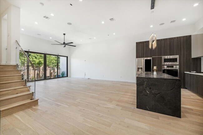 Building Photo - 713 Memorial Heights Dr