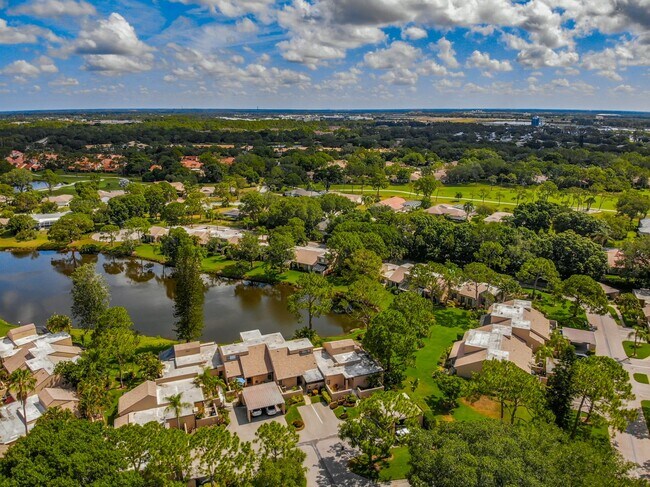 Foto del edificio - RARE 3 BEDROOM/ 2 BATH IN THE HIGHLY DESIR...