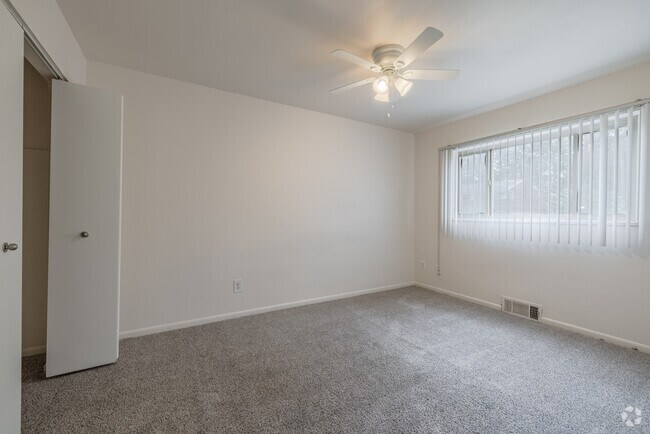 2BR,1BA, primer dormitorio - Stratford Villa - Oak Park, MI