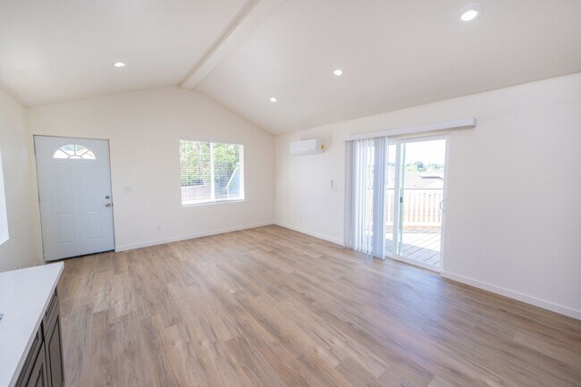 Foto del edificio - 2 BEDROOM / 1 BATH IN LEMON GROVE $2495.00...