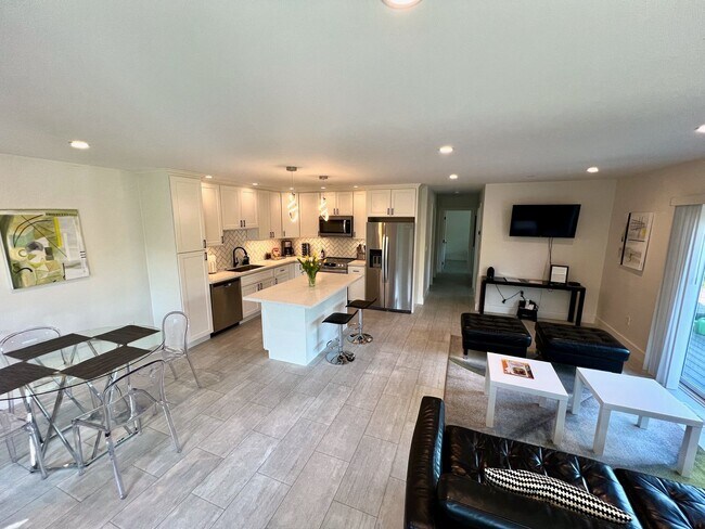 Foto del edificio - 4640 Montgomery Dr
