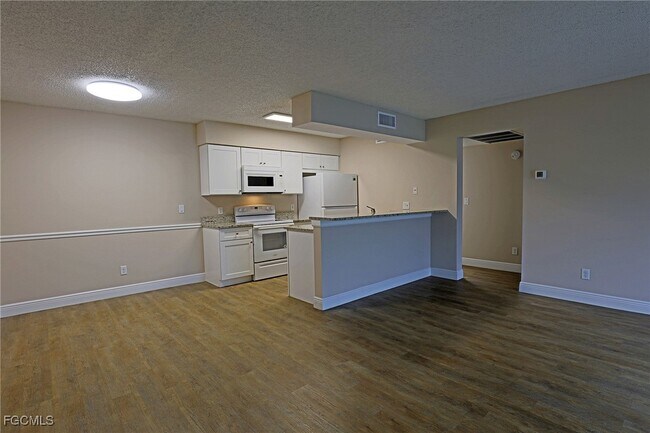 Building Photo - 5311 Summerlin Rd