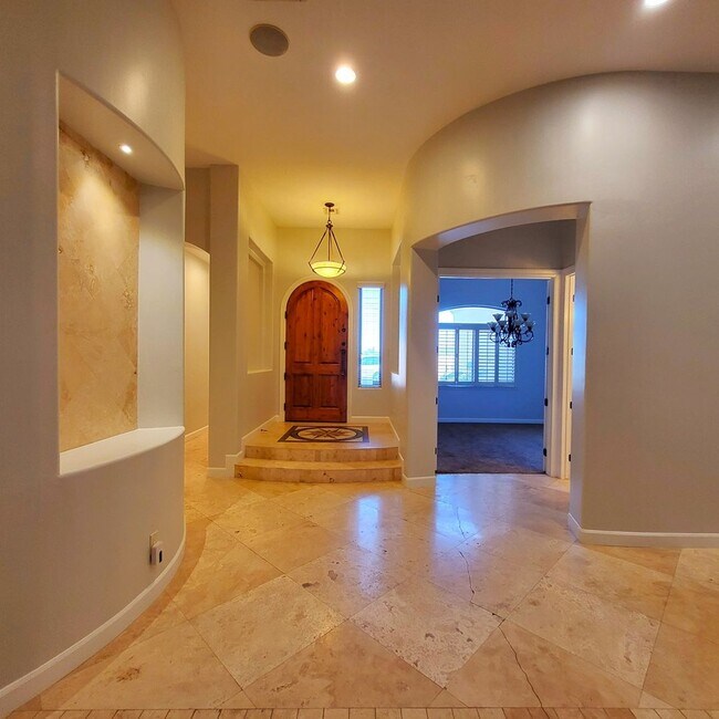 Building Photo - BEAUTIFUL HOME ON HUGE LOT!
