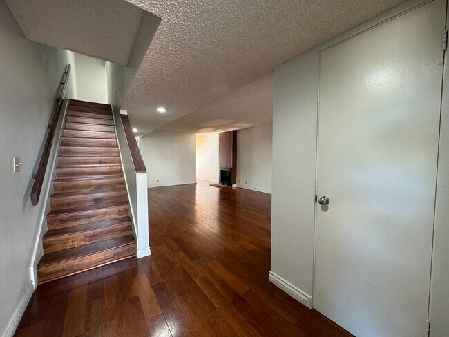Foto del edificio - Available April 2026: 3 Bedroom, 2.5 Bathroom Townhouse with Attached Garage and Washer and Dryer...