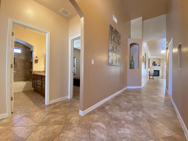 Building Photo - Northeast El Paso 3bed Refrig A/C