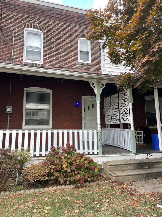 AVAILABLE NOW - MOVE-IN READY!!! Bright and Spacious 3 bedroom house in Drexel Hill!! - AVAILABLE NOW - MOVE-IN READY!!! Bright and Spacious 3 bedroom house in Drexel Hill!!