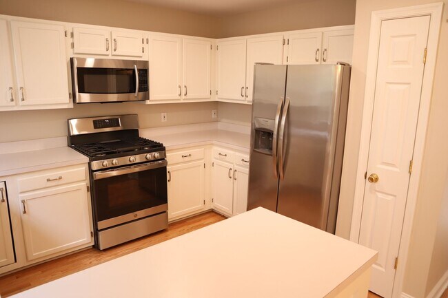 Foto del edificio - Exquisite Renovated Townhome in Germantown Estates