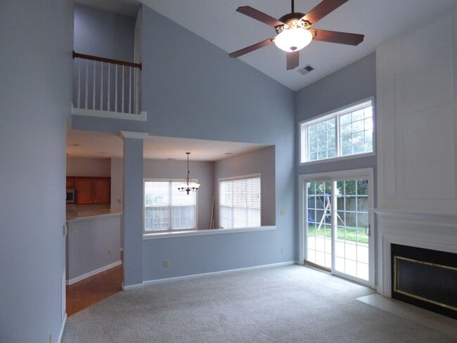 Building Photo - *FALL SPECIAL-1/2 OFF 1st MO!* Lovely, Spa...