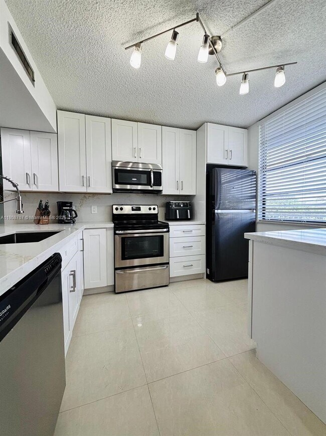 Foto del edificio - 1528 Whitehall Dr