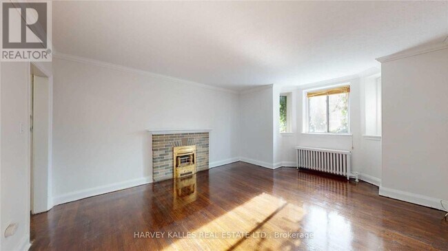 Building Photo - 320 Lonsdale Rd