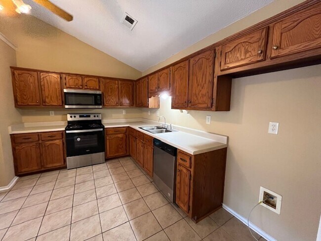 Foto del edificio - Renovated 3 Bedroom 2 Bath Home with 2 Car Garage for Rent!!