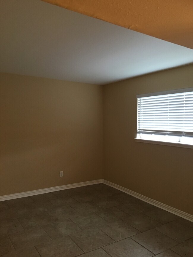 Building Photo - 1 bed/ 1 bath second floor condo