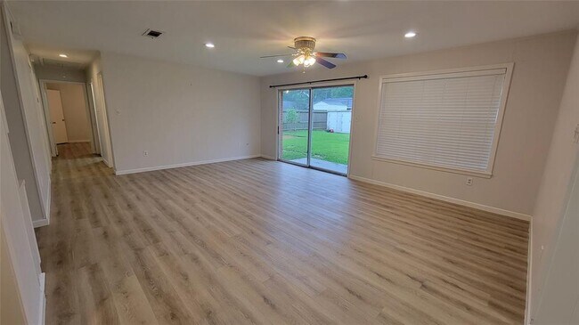 Building Photo - 215 Pine Shadow Dr