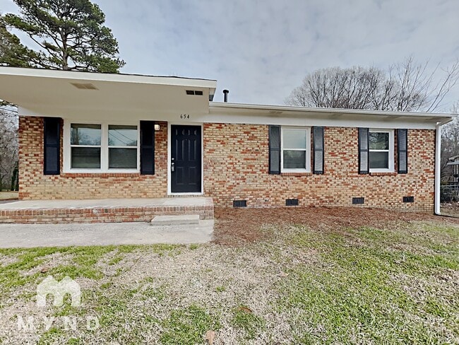 Building Photo - 654 Newcastle Rd