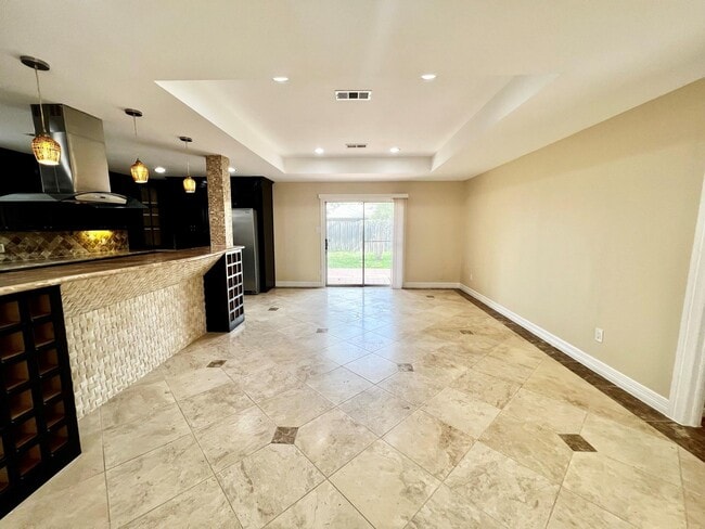 Building Photo - 9418 Meadowbriar Ln