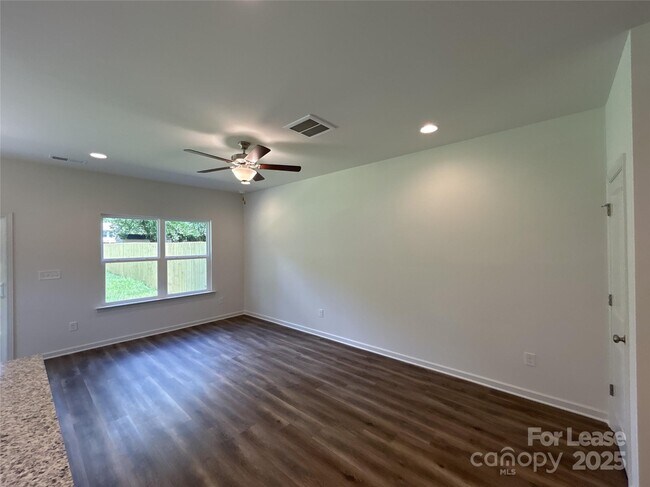 Foto del edificio - 6305 Lake Dr