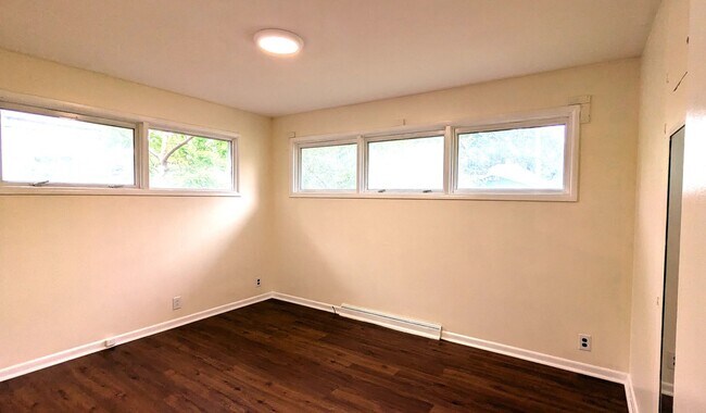 Building Photo - 1489 Kingsley- 2 bedroom house