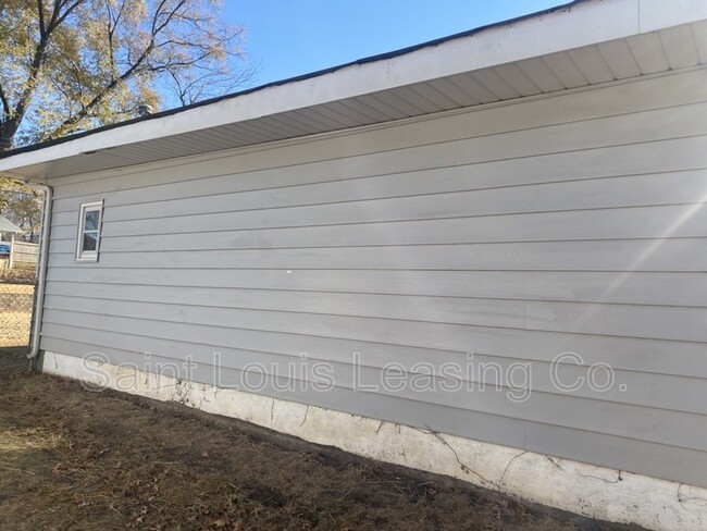 Building Photo - 48 Wayside Dr