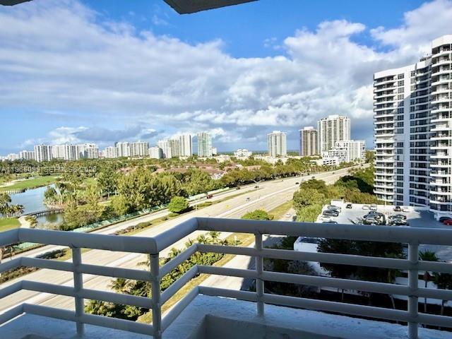 Foto del edificio - 3300 NE 192 St