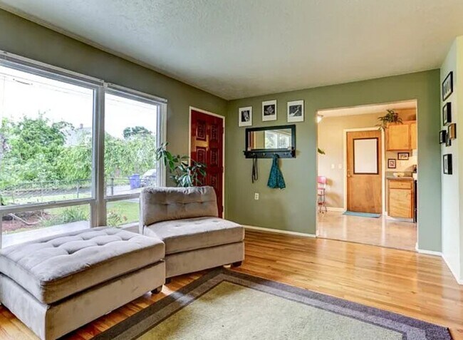 Foto del edificio - Arbor Lodge Bungalow with Hardwoods, Attac...