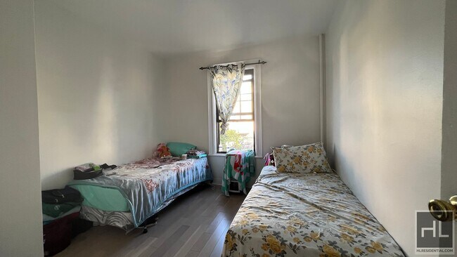 Foto del edificio - FRESHLY GUT RENOVATED VERY BRIGHT 3 BEDROO...