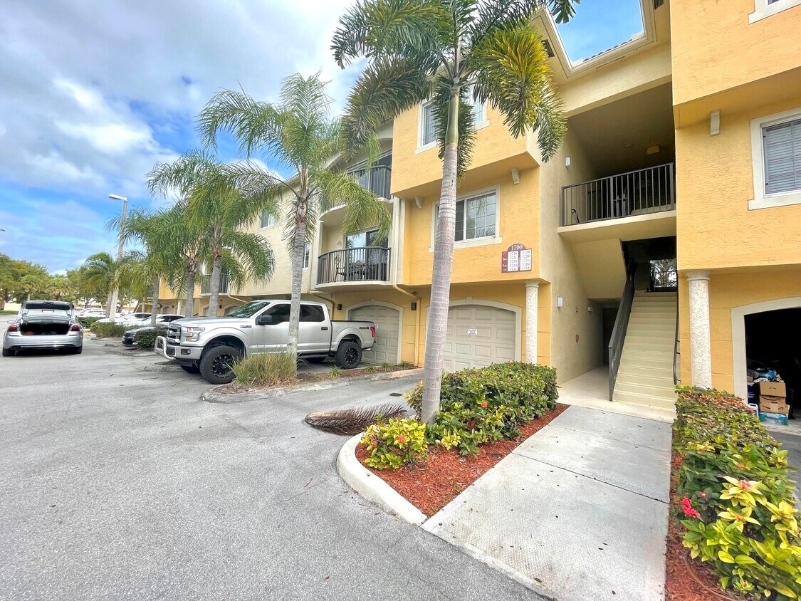 Primary Photo - 1700 Crestwood Ct S
