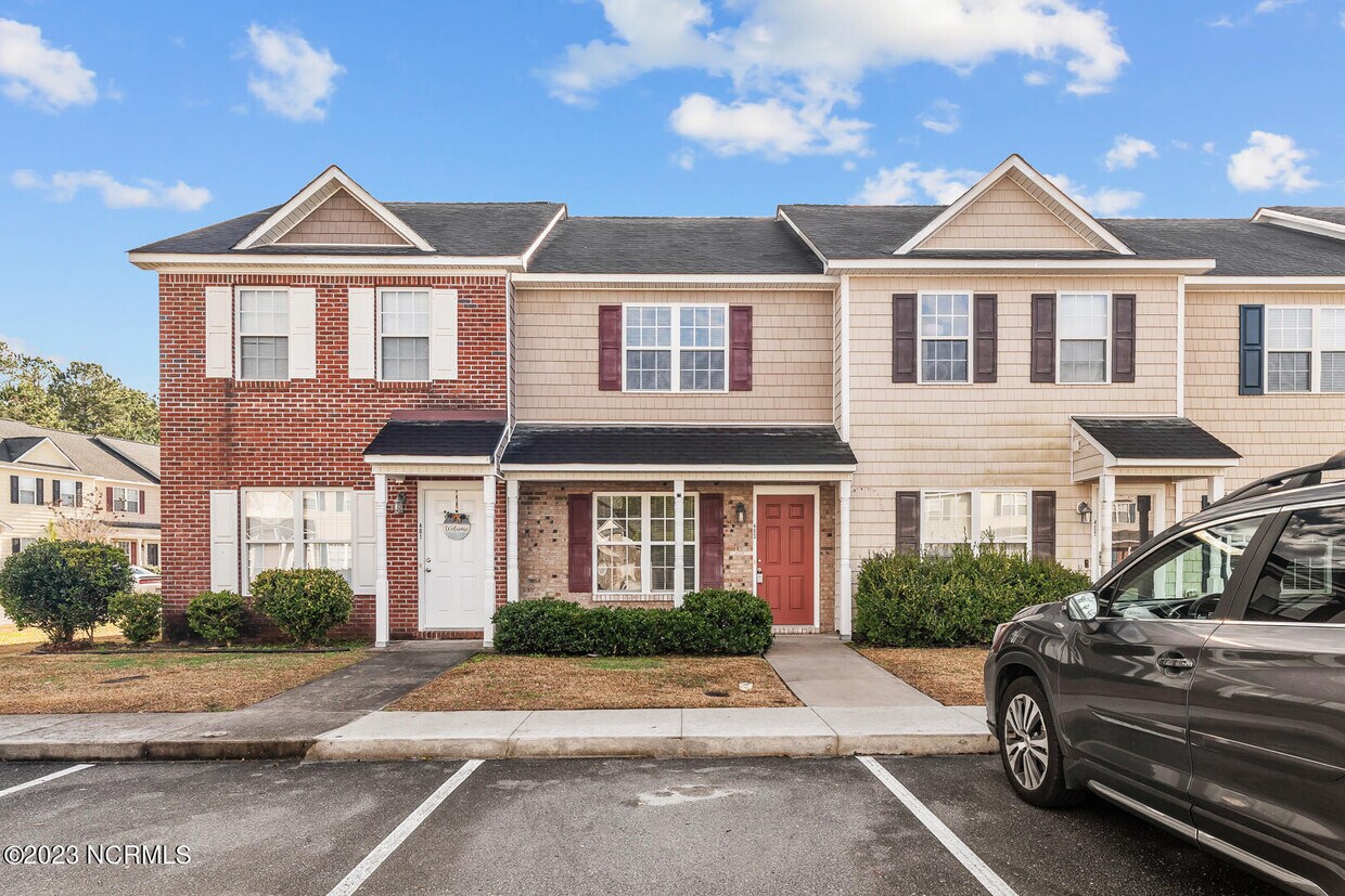 403 Springwood Dr, Jacksonville, NC 28546 Townhome Rentals in