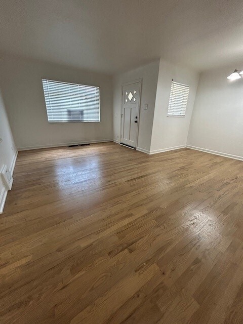 Foto del edificio - Available now! Spacious living room. Newly...