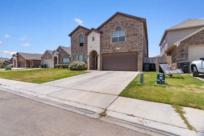 Building Photo - Beautiful Home