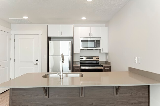 Building Photo - Hyve Apts