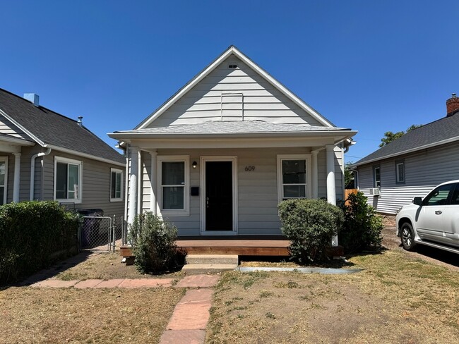 Building Photo - 609 E Elk Pl