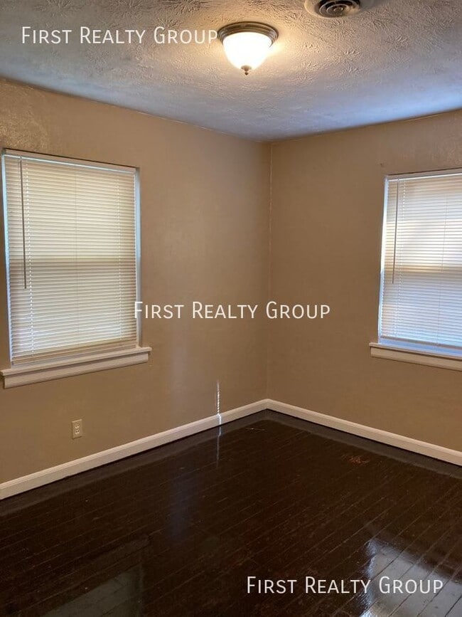 Building Photo - Nice 2 Bedroom, 1 Bath Single Family Home