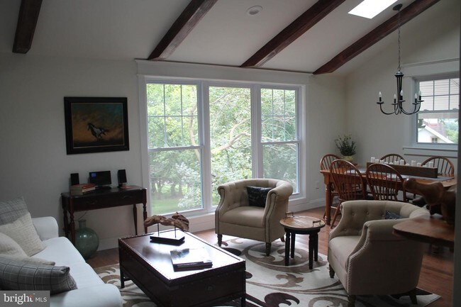 Foto del edificio - 1344 Longford Rd