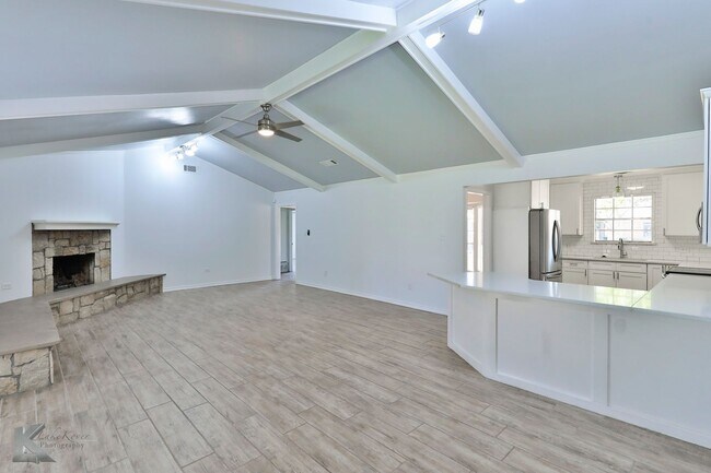 Foto del edificio - Complete RENOVATION only a few years ago!  Large bedrooms!