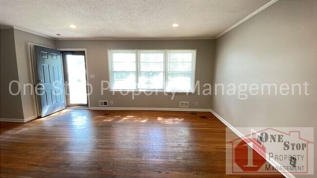 Foto del edificio - Charming 4 Bedroom Home with Finished Base...