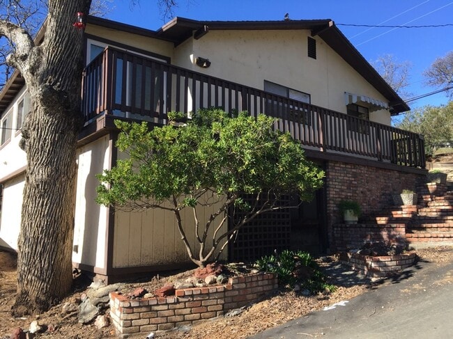 Building Photo - Spacious Clearlake Home