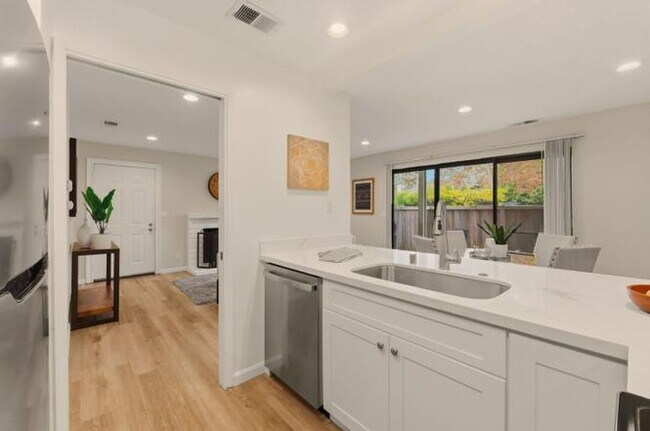 Building Photo - APARTMENT