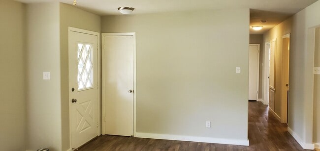 Building Photo - 419 Willow Oak St