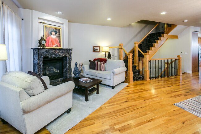 Building Photo - Wash Park 3 Bedroom Home (Available Immedi...