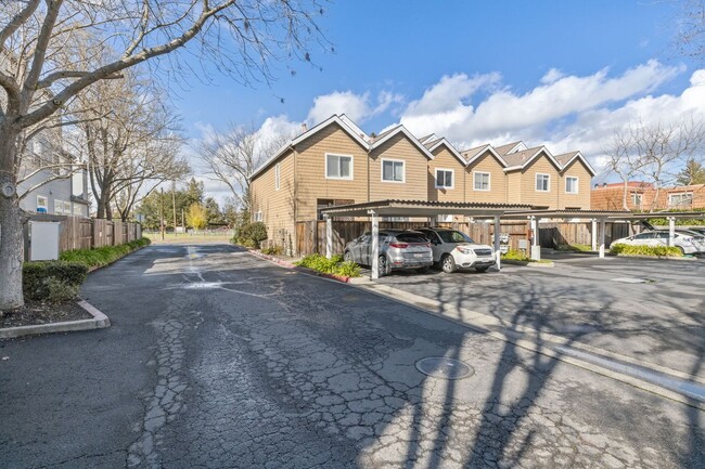 Building Photo - Bright 2 Bedroom 1.5 Bath Condo with Priva...