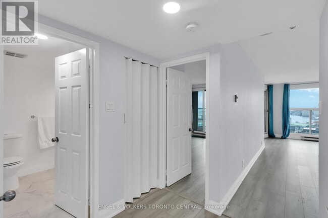 Building Photo - 77 Harbour Square