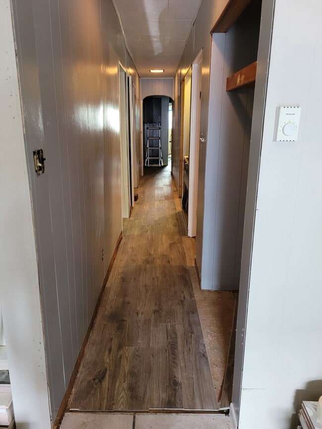 hallway - View to laundry/Kitchen/Dining - 509 W Centre St