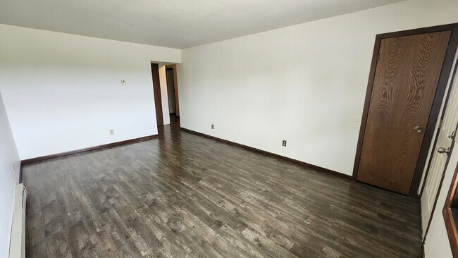 Building Photo - 3 Bedroom Duplex Month to Month or 6 Month...