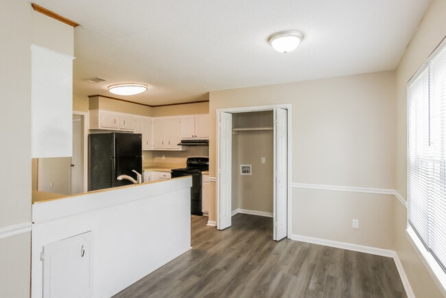 Building Photo - 3513 Hilltop Dr