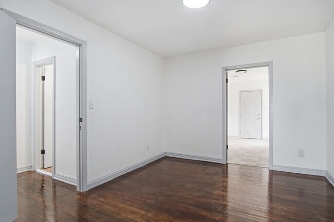 Foto del edificio - 2228 SW Grand Blvd