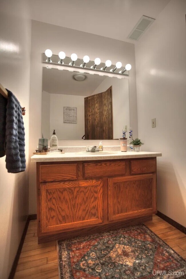 Foto del edificio - 100 S Marquette St