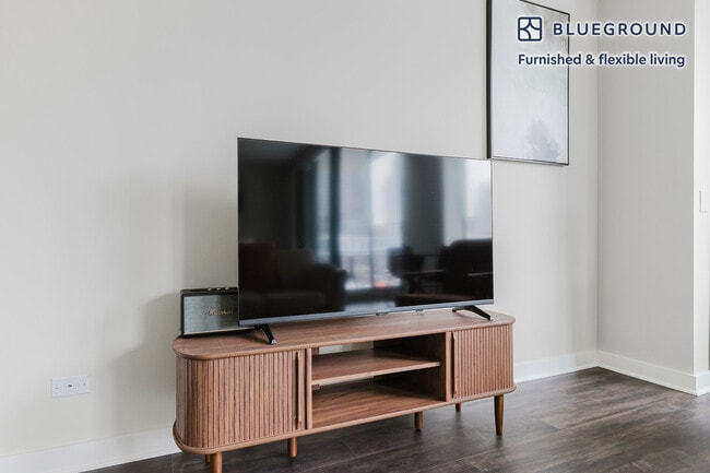 Building Photo - 77 W Huron St