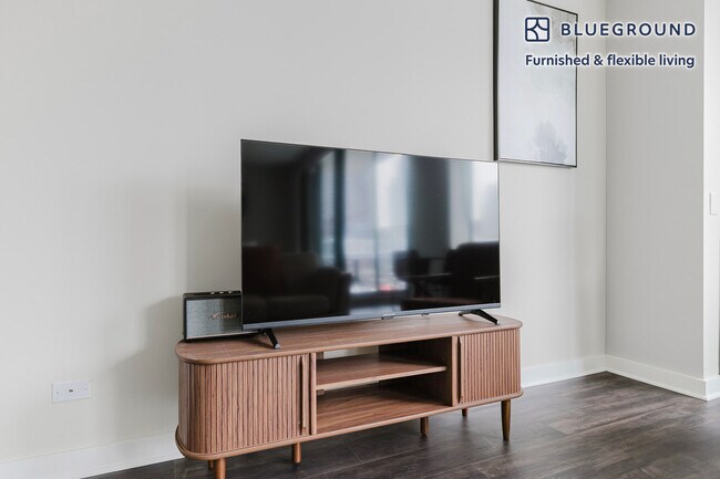 Building Photo - 77 W Huron St